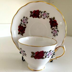 EUC Vtg Royal Vale Bone China Teacup and Saucer in "Red Roses #7975"